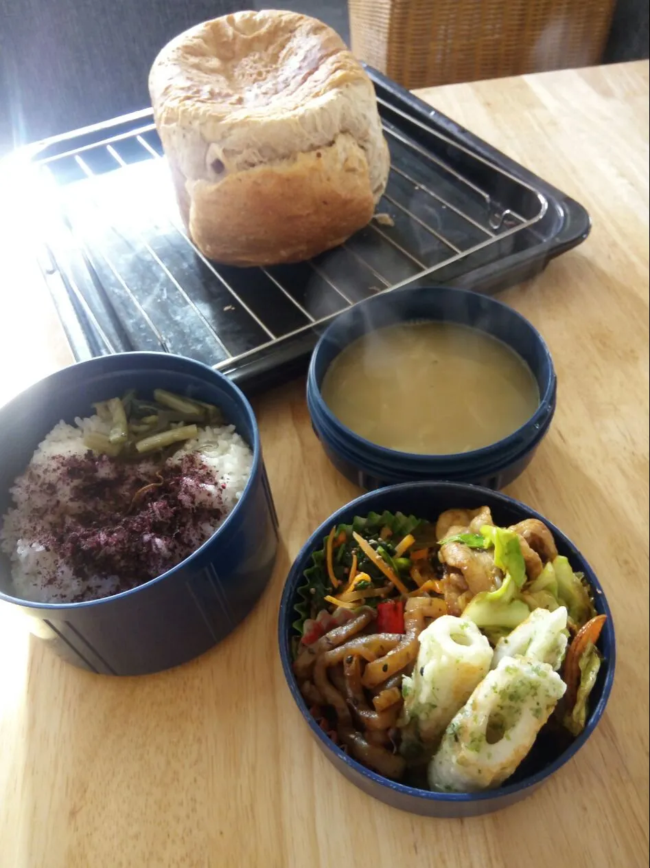 Snapdishの料理写真:朝焼き赤ワイン食パンと旦那様のお弁当(σ・ω・)σ|さくたえさん