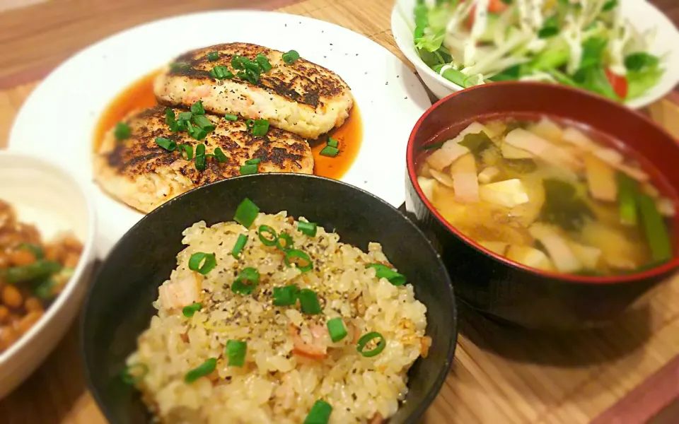 ﾍﾞｰｺﾝと椎茸の炊き込みご飯
&ｱﾐｴﾋﾞとはんぺんと豆腐のﾊﾝﾊﾞｰｸﾞ～
の晩ごはん✨|kaz(*･ω･)さん