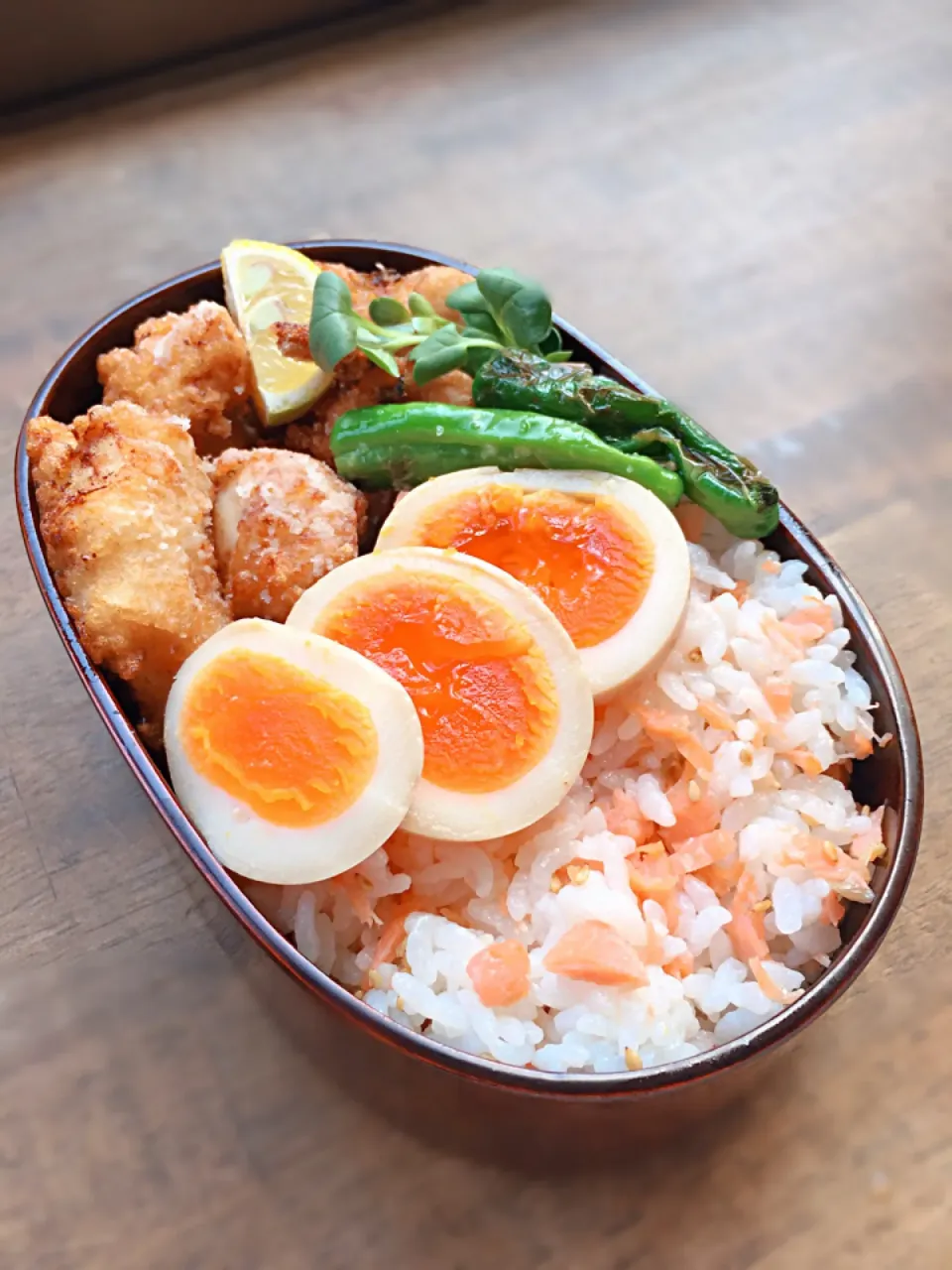 今日のお弁当
・塩鮭混ぜ御飯
・鳥から
・味玉スライス
・ししとう焼き|akiさん