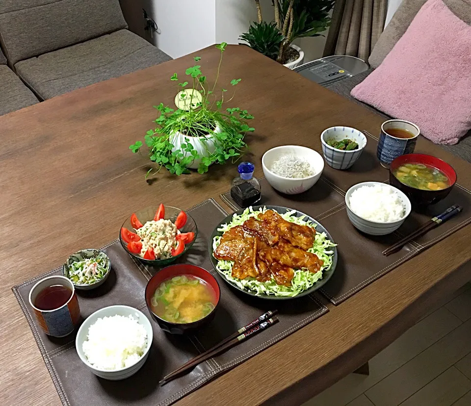 豚の生姜焼き、きゅうりとカニカマの酢の物、ツナポテサラダ、しらすおろし、オクラの胡麻和え、麩のお味噌汁、ごはん|pentarouさん