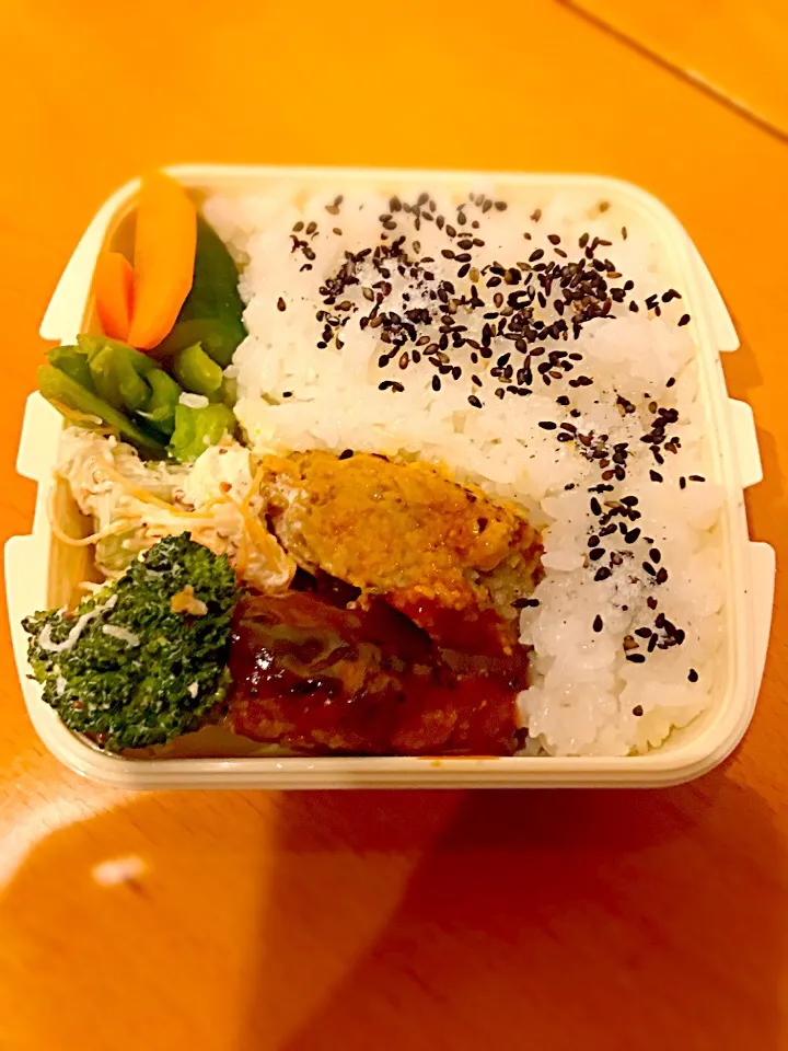 パパお弁当🍱😋  チーズハンバーグ🧀  ブロッコリーと野菜のクリームマスタードサラダ🥗  きゅうりと人参の漬物🥒  ごま塩|ch＊K*∀o(^^*)♪さん