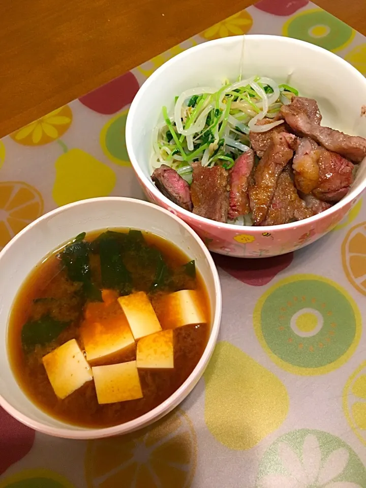 カルビー焼きナムル丼、赤だし|kumi♡さん