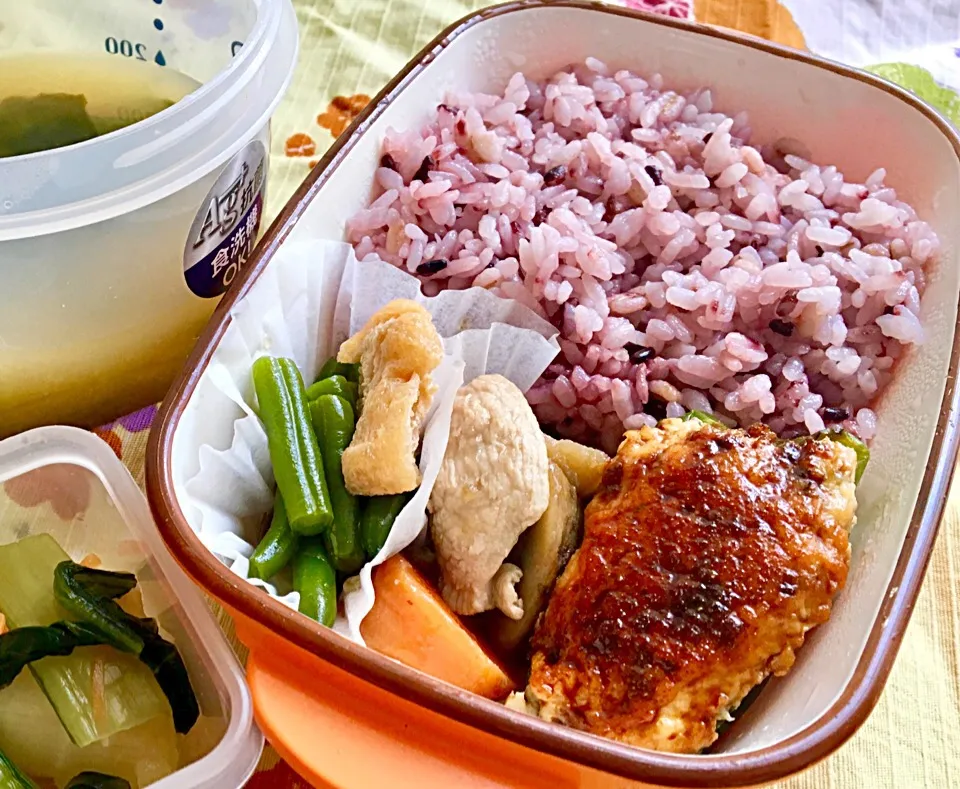 単身赴任の昼ごはん  ピーマンの肉詰め弁当🍱                              ピーマン肉詰めソース味     鶏と根菜の煮物     インゲンの煮浸し   大根醤油漬    玉ねぎとワカメの味噌汁|ぽんたさん