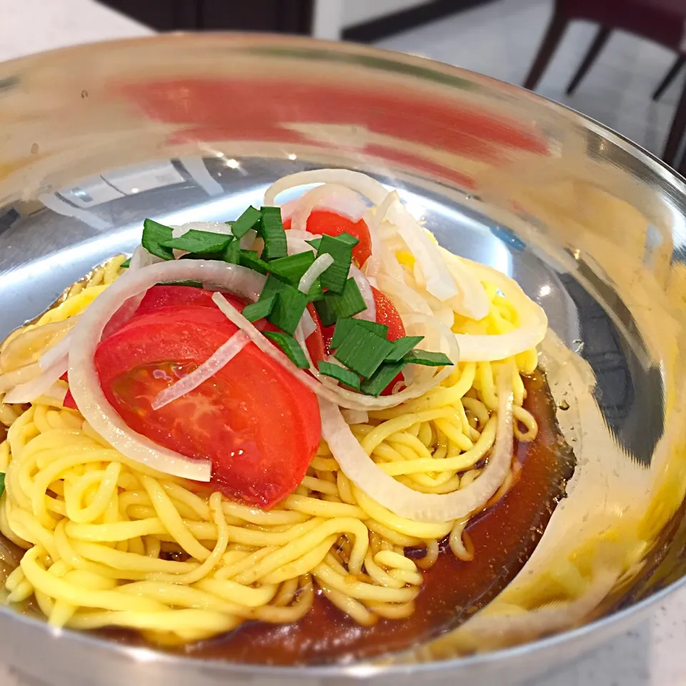 「月のうさぎ」冷やし中華味🐇 昨日作った漬けトマトを乗せて🍅 #こんにゃく麺 #月のうさぎ|ヨッチャンさん