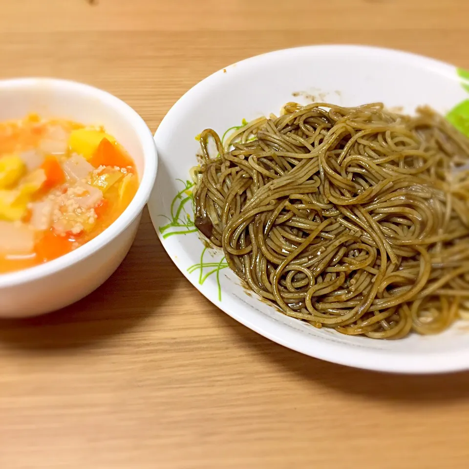 穀物トマトスープ（トマト、昆布、ヒエ、サツマイモ、大根、ニンジン、キャベツ）、イカ墨風パスタ（ひじきと黒胡麻の和風ソース）|ゆんみさん