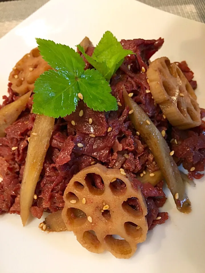 牛肉と根菜の創作料理です。 自家製の「万能だし醤油」で 風味も栄養も豊か！😊👍✨💕#牛肉#レンコン#ゴボウ#だし醤油|Hi-Niさん