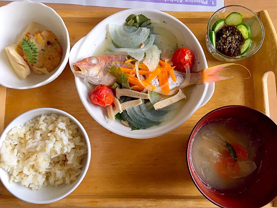 イトヨリのバター蒸し🐟筍とがんも煮物、もずく酢、お味噌汁、麦飯|かわちさん