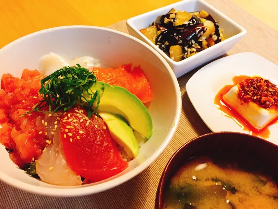 海鮮丼・ナスの揚げ浸し・冷奴・わかめと豆腐のみそ汁|maronyaさん