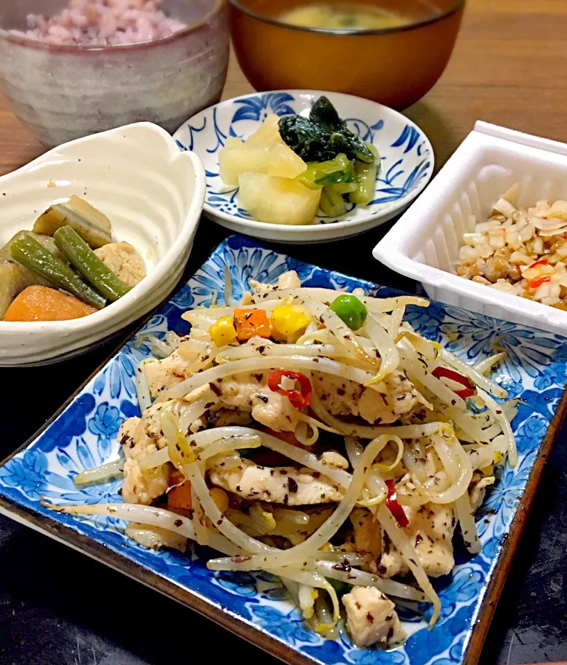 単身赴任の晩ごはん🌃🌟
鶏とモヤシのゆかりガーリック炒め
鶏と根菜の煮物🐔
納豆（大根の皮の甘酢漬、醤油）
切り干し大根とワカメの味噌汁
黒米麦ご飯
大根の醤油漬|ぽんたさん