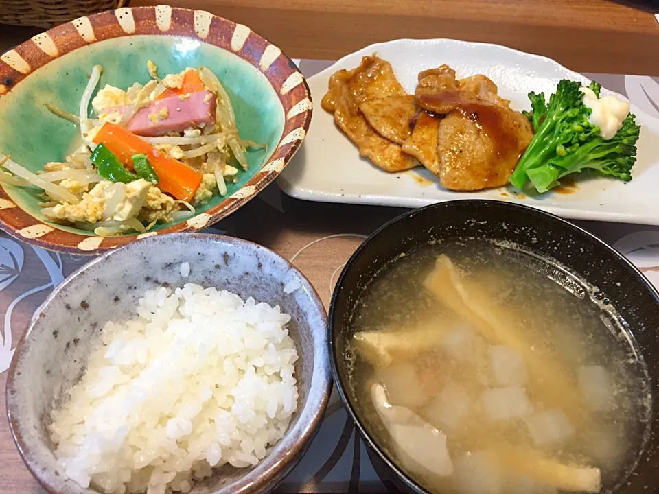 Snapdishの料理写真:晩御飯
豚肉甘辛焼き、茹でブロッコリー、もやしと人参とピーマンとベーコンの豆腐炒め煮、けんちん汁、白米|かよちゃんさん