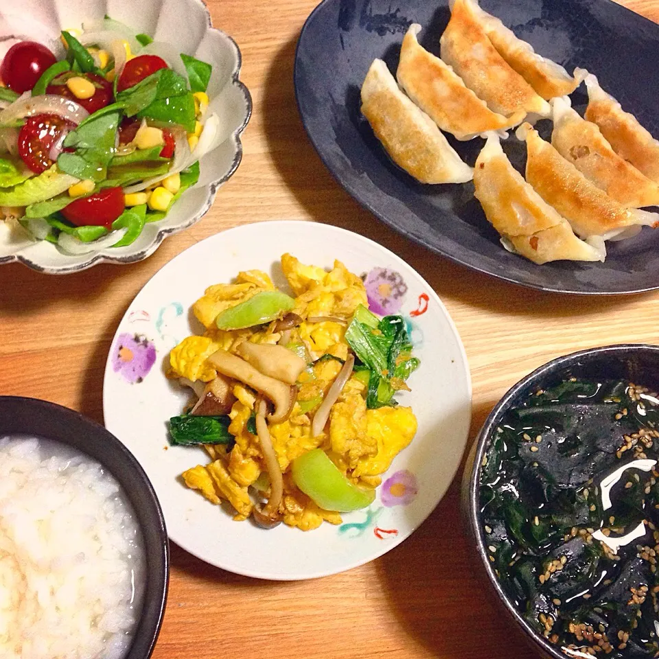 餃子／卵と青梗菜ときのこのオイスター炒め／野菜サラダ／中華風わかめスープ／お粥|mogwaiさん