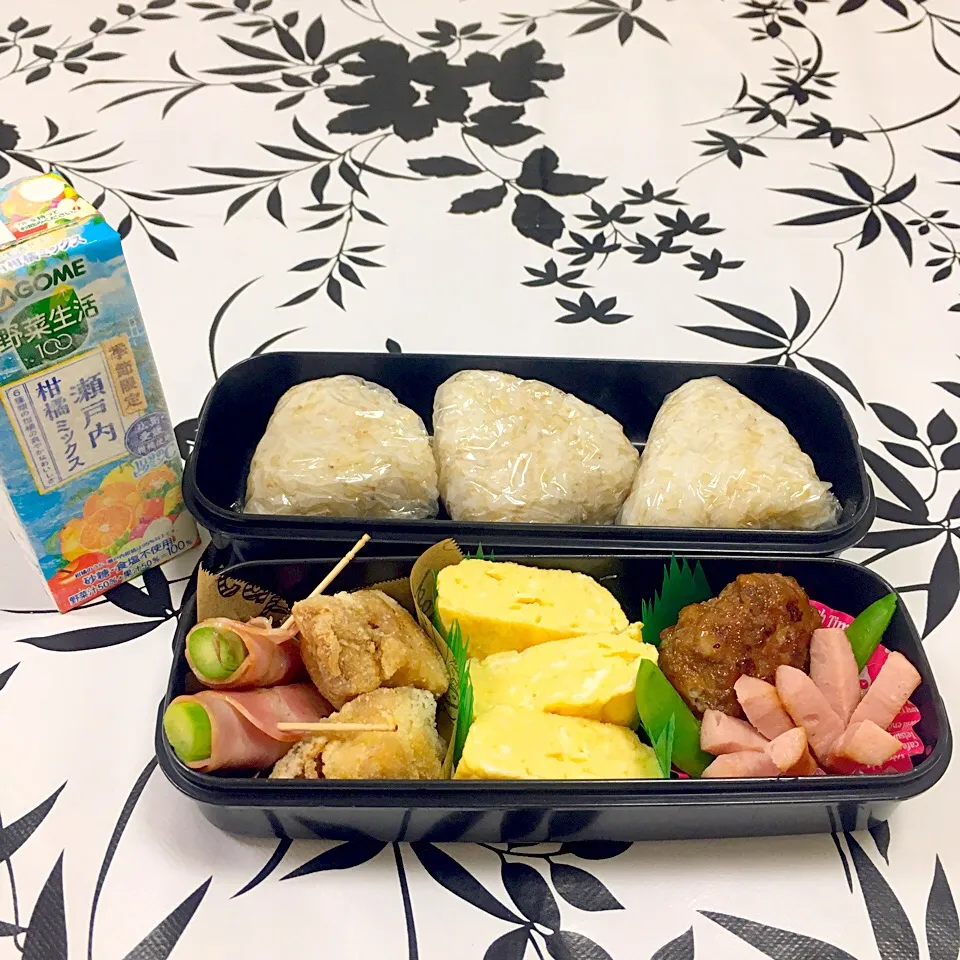 息子のお弁当 ハンバーグ お花ウィンナー 卵焼き 唐揚げ アスパラベーコン 玄米おにぎり 野菜生活|keitakumamaさん