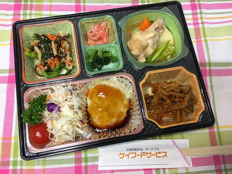 Snapdishの料理写真:手作り鶏つくねハンバーグ 日替わり弁当 豊川市宅配|Naokazu Kuritaさん