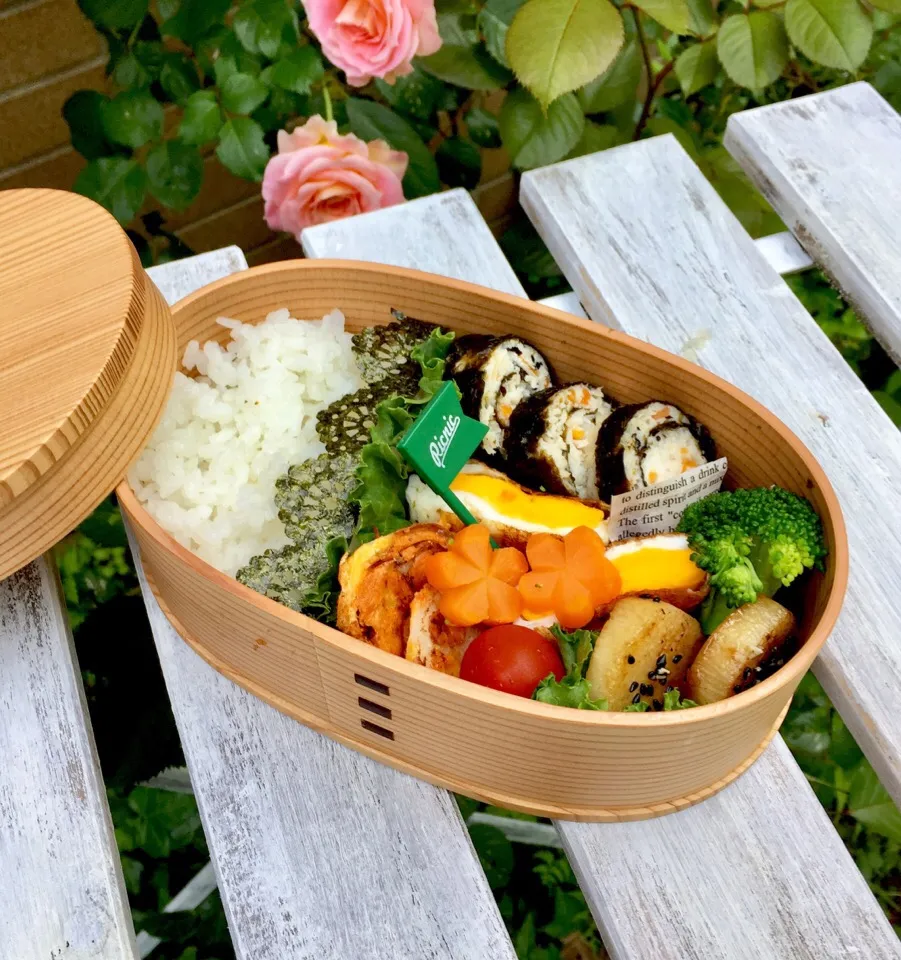 Snapdishの料理写真:chiaki3さんの料理 娘のお弁当 鳥ひき肉のくるくる海苔巻き🏫5/12|カタツムリさん