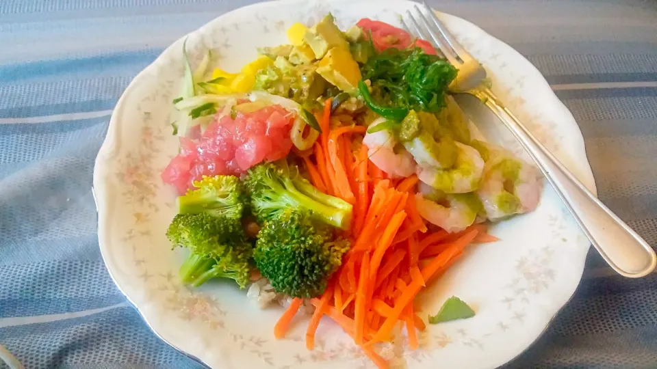 rice cucumbers tuna avocado  broccoli shrimps seaweed carrots and pineapple|Kareem Boogieさん