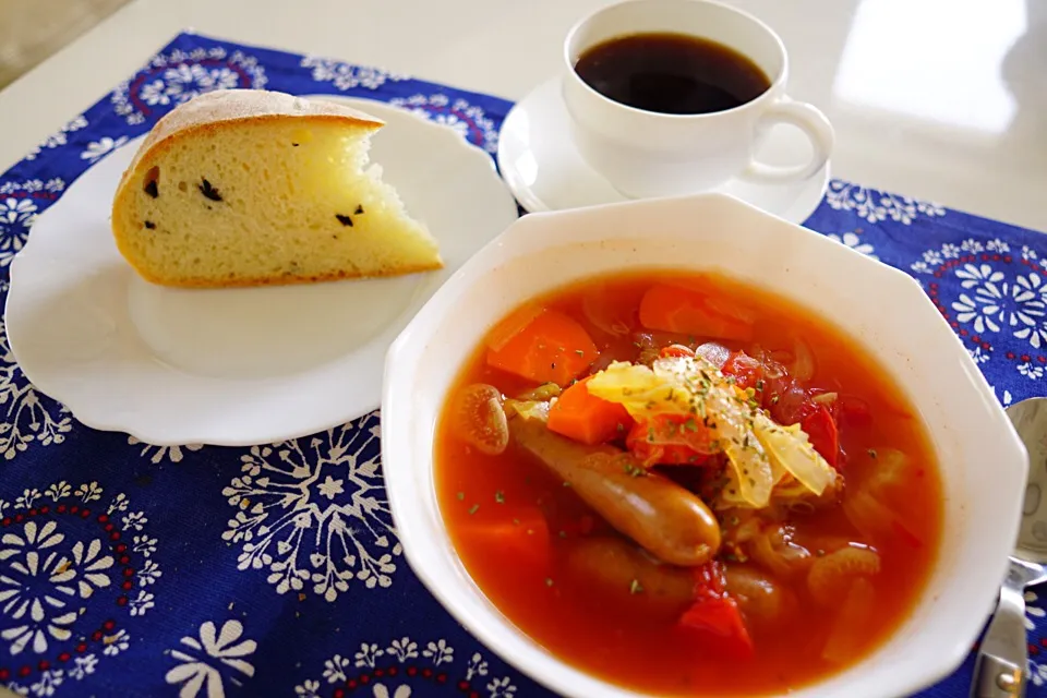 Snapdishの料理写真:朝食😊
イタリア プーリア地方のパン、パネ プリエーゼとウインナーとキャベツと完熟トマトのミネストローネ風。そしてコーヒーです☺️|ユキ❄︎ミライさん