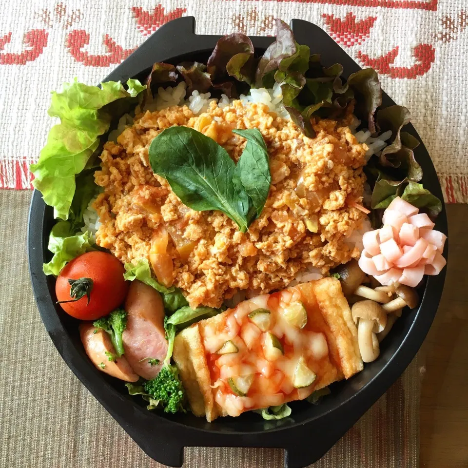 トマトづくし弁当🍅 (- 卵とトマトの中華風丼 - ピクルスの油揚げピザ - キノコの醤油炒め - ウインナーとブロッコリーの炒め物 - サラダ - 花形ハム)|Ayanniさん