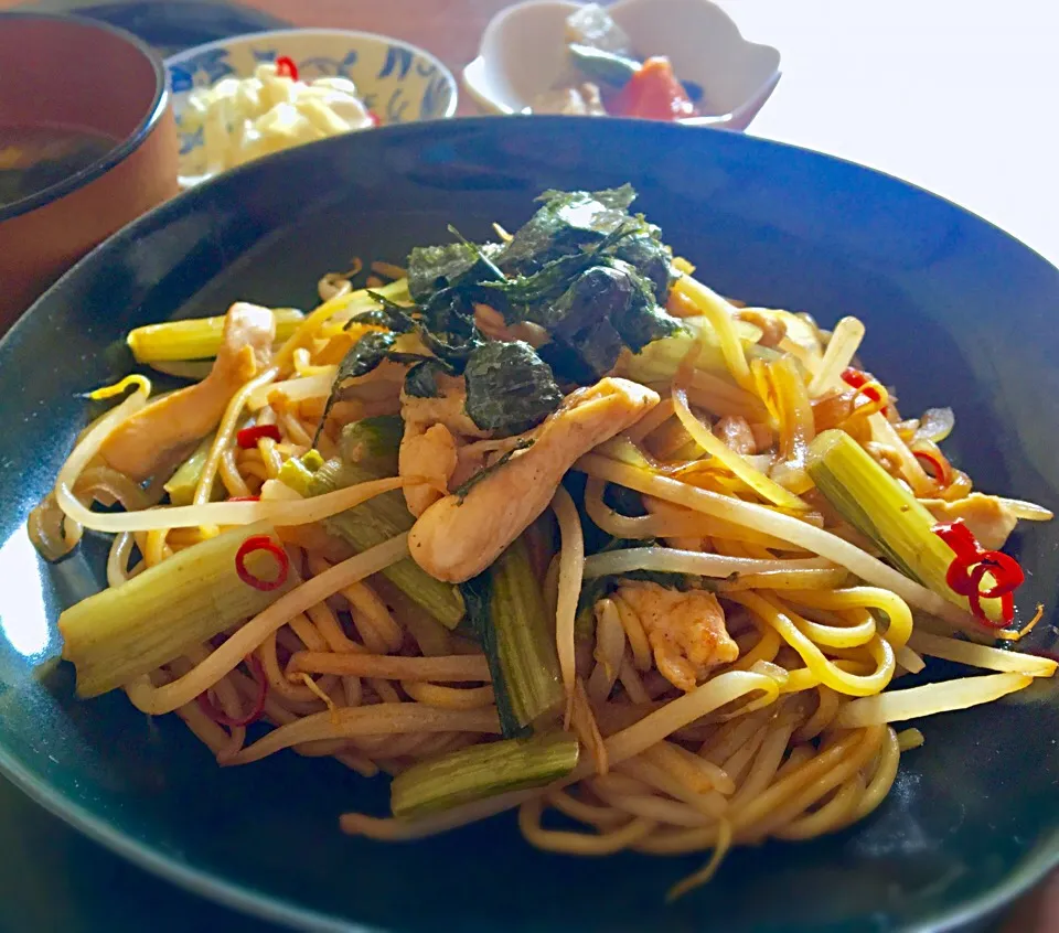 Snapdishの料理写真:単身赴任の昼ごはん🕛☀️
辛口ソース焼きそば（鶏肉、もやし、野沢菜、玉ねぎ、）
鶏と根菜の煮物
大根の皮の甘酢漬
ワカメと切り干し大根の味噌汁|ぽんたさん