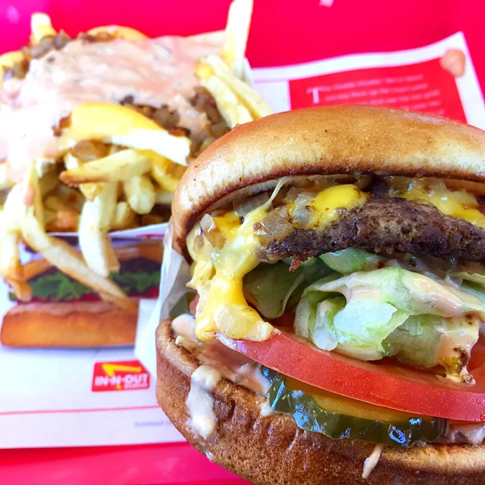 Snapdishの料理写真:In-N-Out Burger, Animal Style 🍔|mamaeriさん