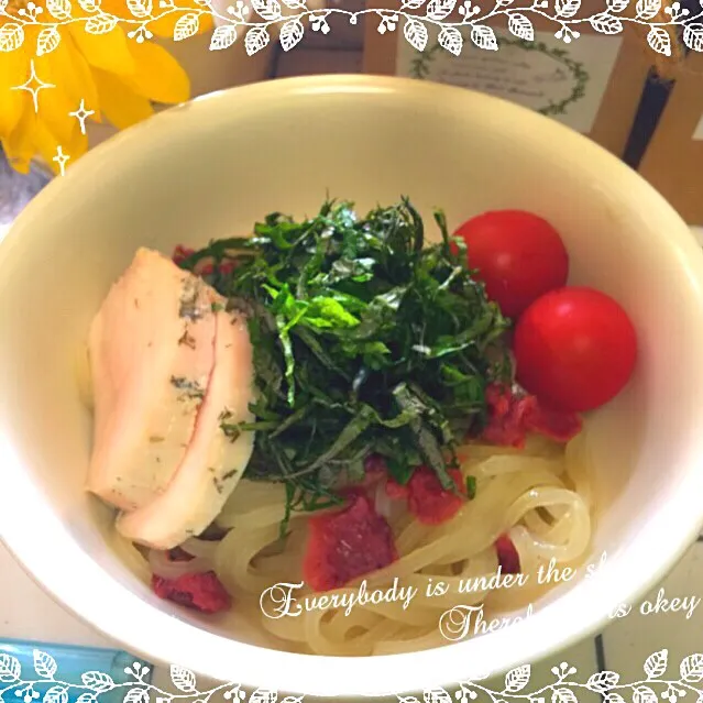 手抜きレンチンハーフ冷麺❤️ #レンチン#ベランダ野菜 #手抜き#納豆のタレ#かんたん酢#胡麻油#梅干#冷麺#白胡麻#パクチーは収穫にまだ早かった#柔らか鶏ハム#常備菜|Mehco Coconutvanillaさん