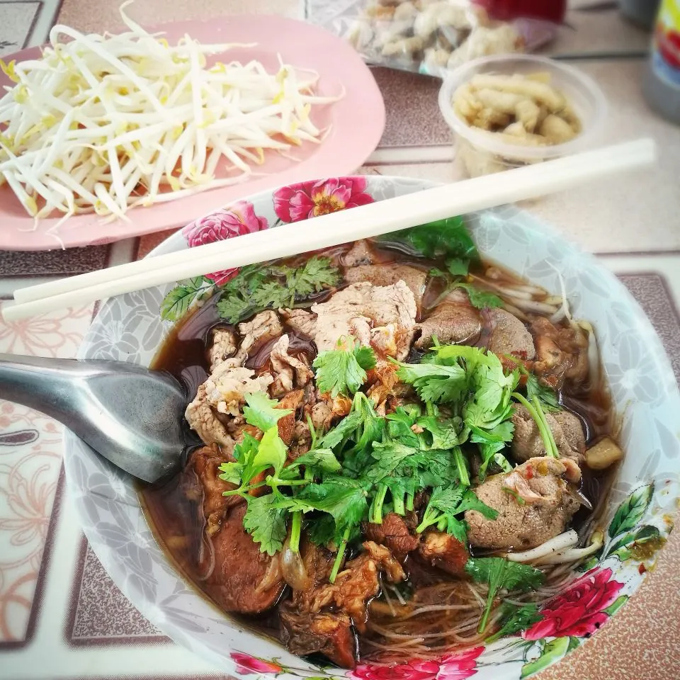 slow cooked spicy pork and beef noodles soup #eatinthai|Eat in Thaiさん