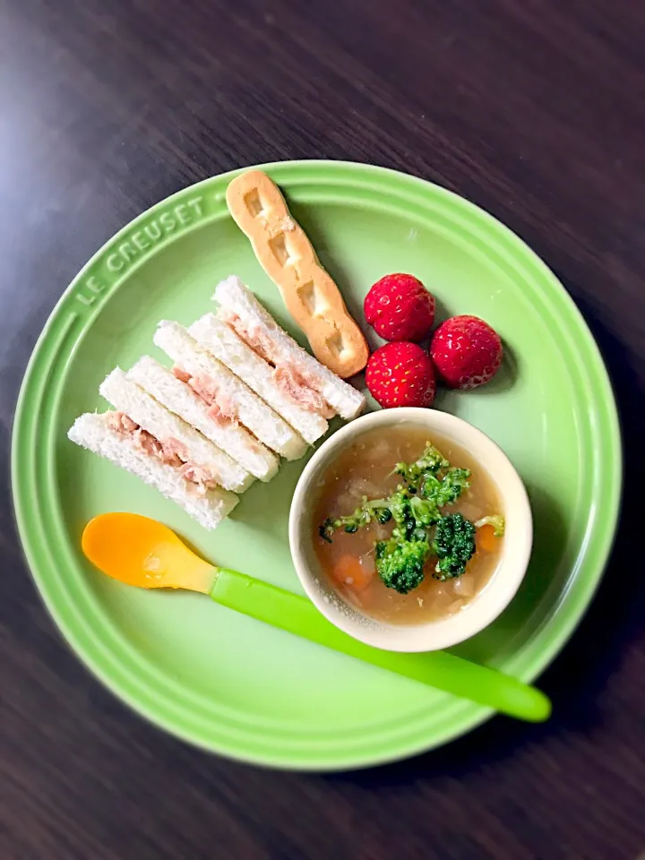 5/12❁息子離乳食 lunch
ツナマヨサンド🐟
豚肉と大根の煮込み
いちご🍓バナナクッキー🍌|つんさん