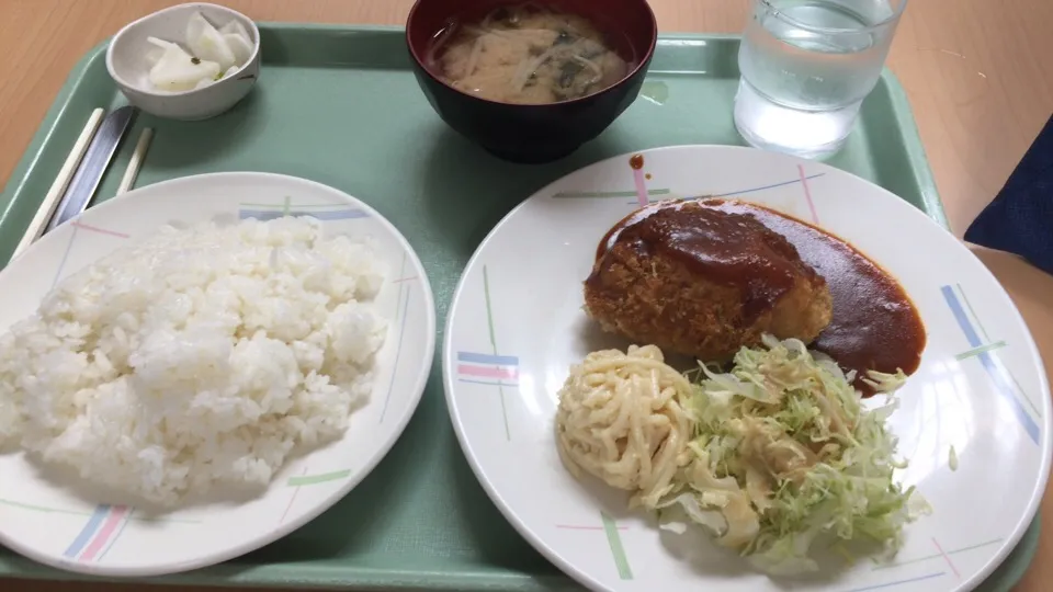 Snapdishの料理写真:チーズ入りメンチカツ定食  ４７０円|おっちさん