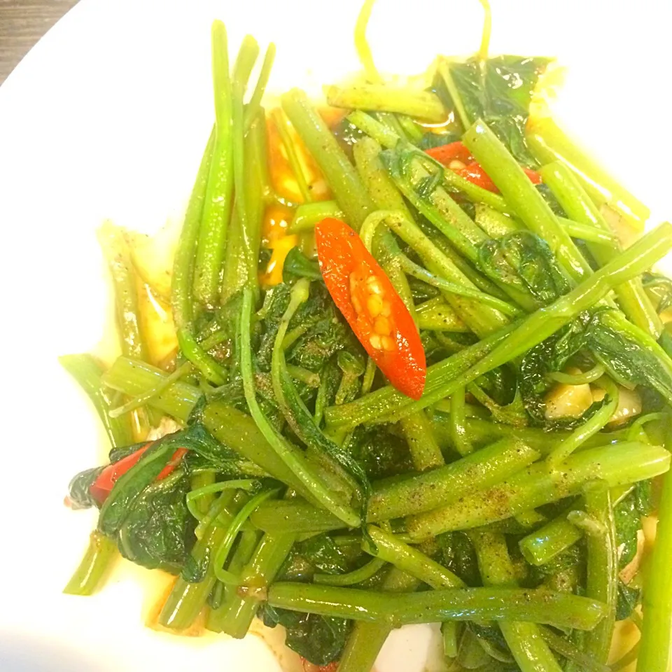 ผักผักบุ้ง 
home-grown, stir-fried morning glory|SaSaさん