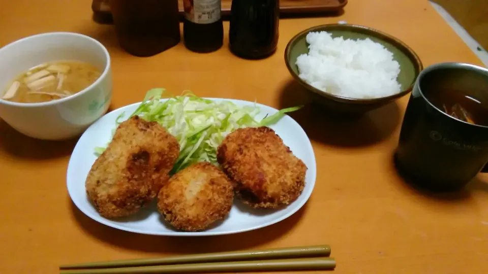 ご飯
コロッケ
エノキと玉ねぎの味噌汁|ざきさん