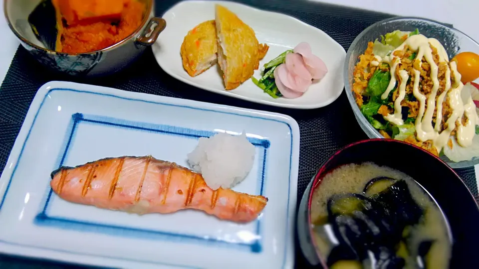 鮭塩焼き、茄子の味噌汁、南瓜の煮付け、サラダ、漬物、練り物|gerbertさん