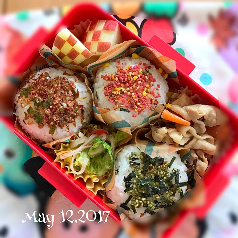 今日の#女子中学生弁当 は、ミニおむすびとヒラヒラ人参豚しゃぶ胡麻和え|Hiroko Kさん