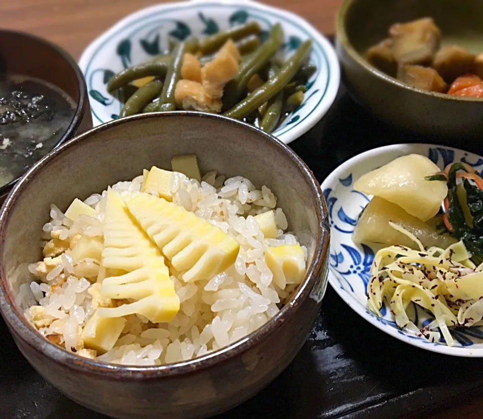 単身赴任の晩ごはん🌃🌠
たけのこご飯
インゲンのクタクタ煮
鶏と根菜の煮物🐔
タケノコ姫皮のゆかり和え
大根の醤油漬
納豆とワカメと海苔の味噌汁|ぽんたさん