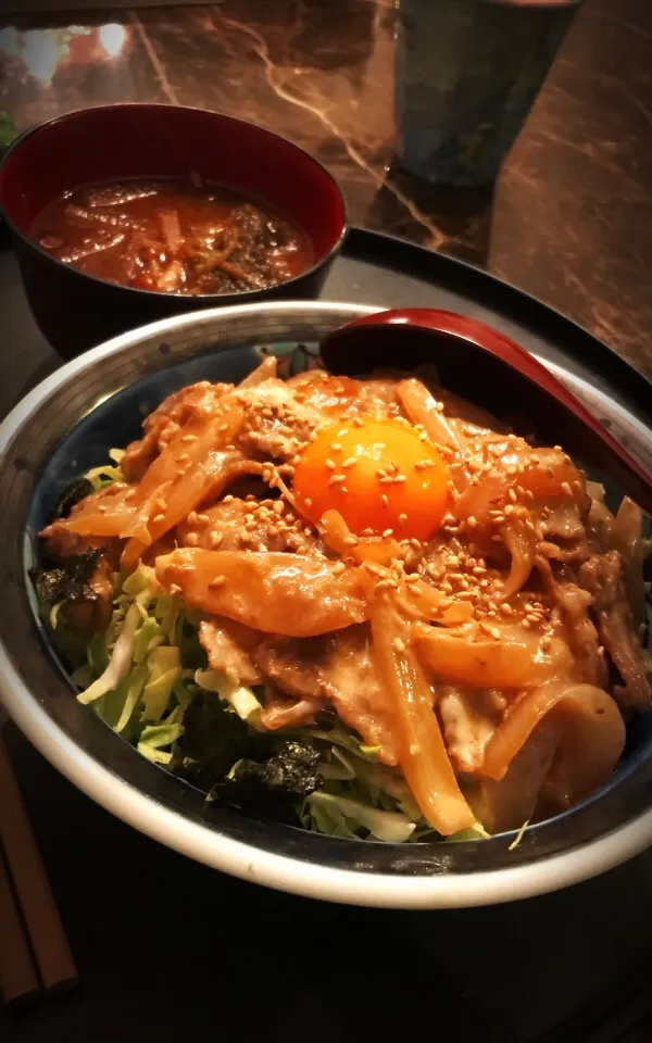 Snapdishの料理写真:生姜焼きのマヨネーズ和えスタミナ丼ぶり🌷 新玉ねぎ美味し~~~🍚 。娘の簡単お夜食🌙#スタミナ丼|💍ごはん🍚さん