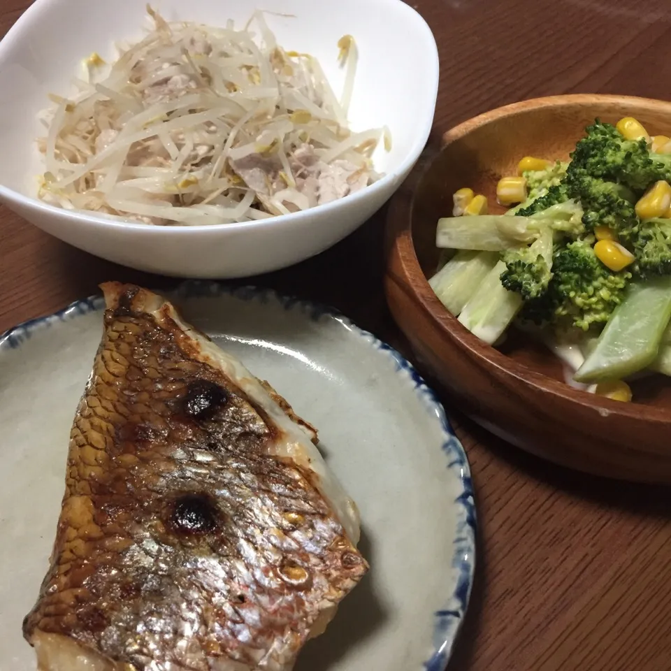 今日の夕飯
・鯛の塩焼き
・ブロッコリーの醤油マヨ和え
・もやしと豚肉の重ね蒸し|まるちゃんさん