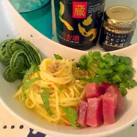 Snapdishの料理写真:アンチョビ入りじゃこオイル漬けの冷製パスタ
中トロの塩レモン漬けを添えて
くら 秘蔵古酒 ハイボール（沖縄）|藤井裕之さん