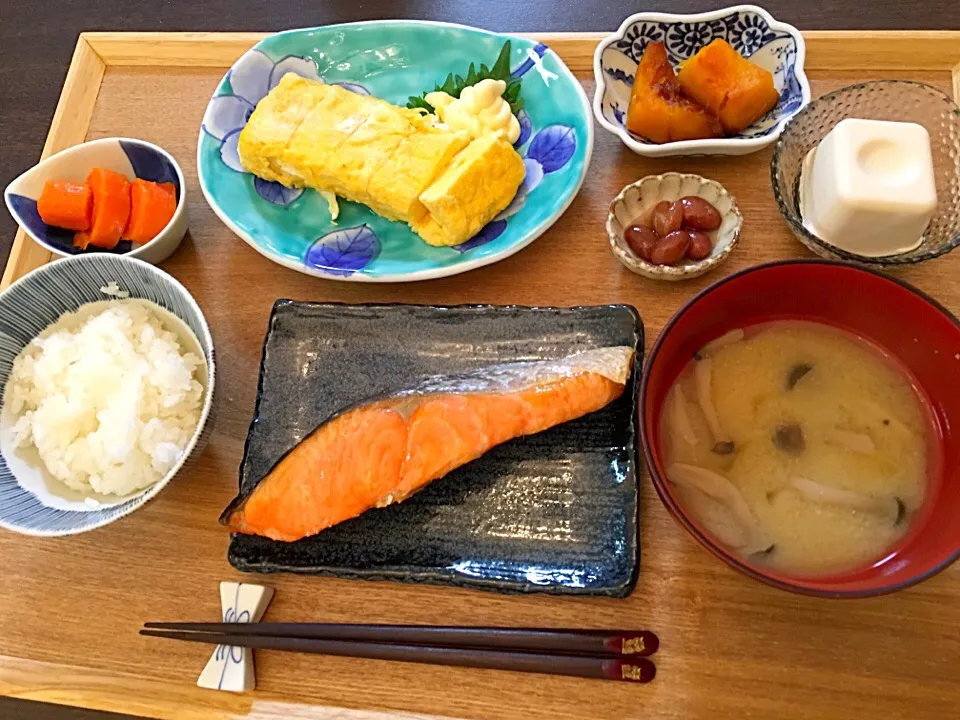 焼き鮭   かぼちゃ煮   人参グラッセ   だし巻き卵   豆腐   味噌汁   豆の甘煮（市販）|NAKATAさん