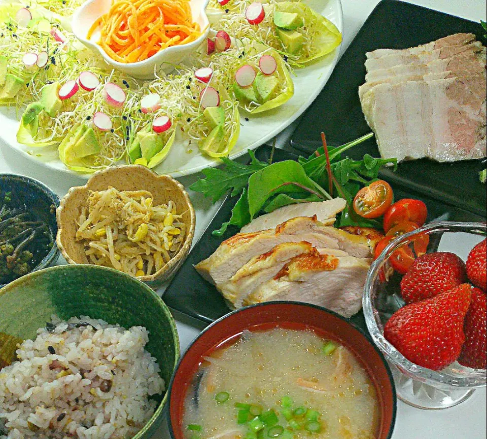 Today's dinner 🍴 #Salad #Chicory #Japanese cuisine #今日の晩御飯 #夕食 #チコリボート #鶏胸肉 #ヨーグルト漬け #わらび #strawberry #美濃娘 #苺 #うちごはん #おうちごはん#ボーノポーク|まめさん