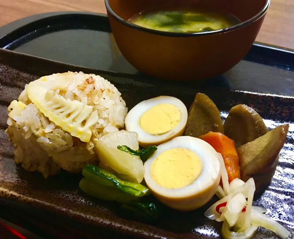 Snapdishの料理写真:単身赴任の朝ごはん🌅🐣
たけのこご飯
味付け玉子🥚
鶏と根菜の煮物
大根醤油漬
大根の皮の甘酢漬
納豆とワカメの味噌汁|ぽんたさん