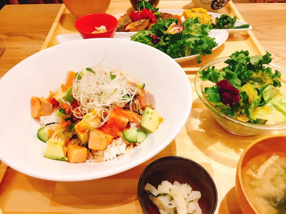 炙りサーモンといくらのアボカド丼|ちゃみこさん