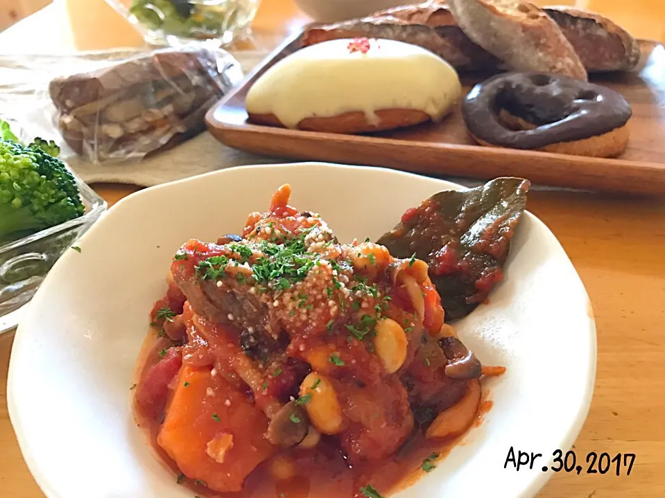 Snapdishの料理写真:牛すね肉と大豆のトマト煮🍅|みきおさん