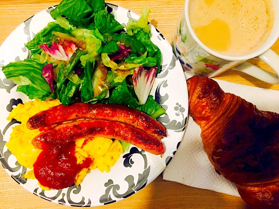 …とある日の朝ごはん🍳
 ・サラダ🥗
 ・ スクランブルエッグ
 ・ ソーセージ 
 ・ クロワッサン🥐
 ・ カフェオレ|Tinaさん