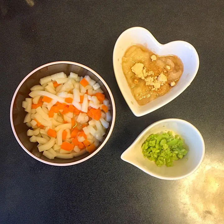 離乳食 昼
・にんじんと麩のうどん
・そらまめ
・きな粉バナナ|ぺろたんさん