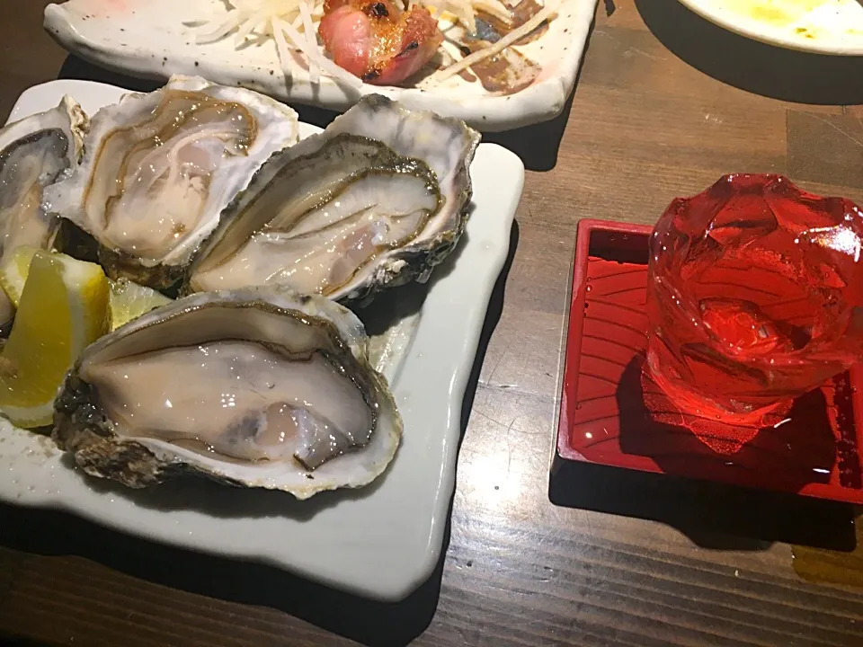 厚岸産生牡蠣と日本酒とは合う〜😋しかし生牡蠣１個100円は安すぎ|フージさん