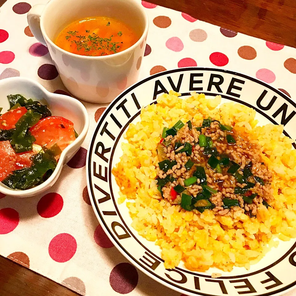 にらあんかけチャーハン♡トマトとわかめのからし酢あえ♡コンソメスープ♡|まゆかさん