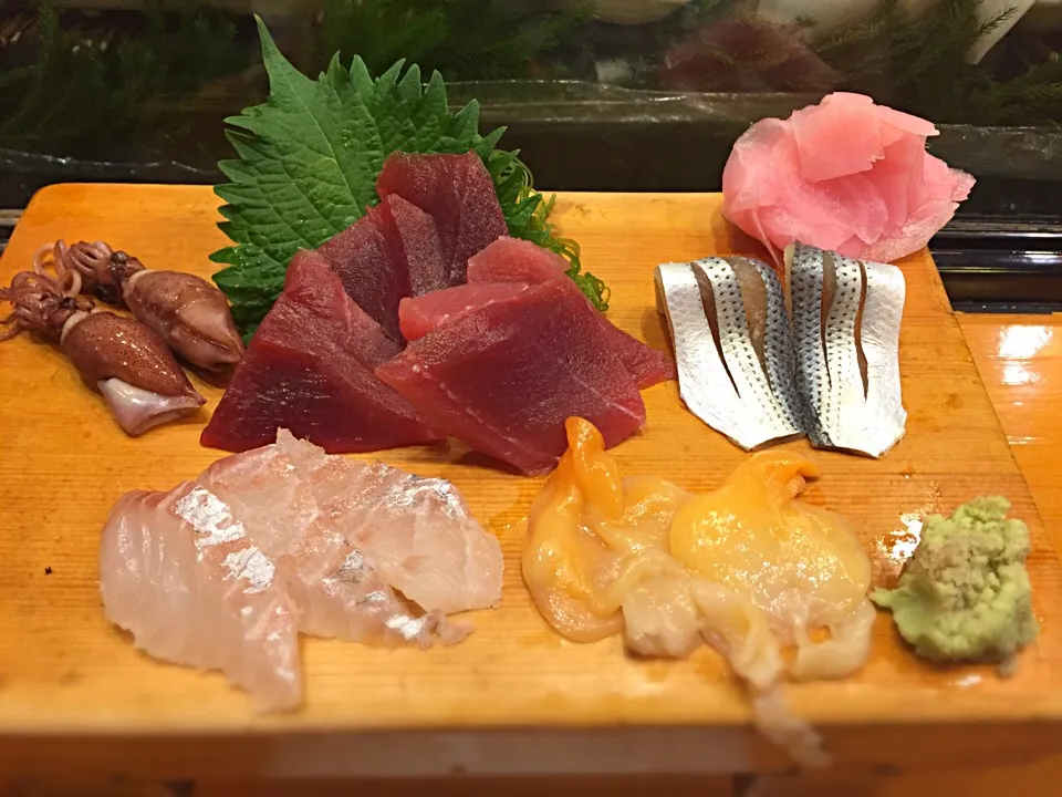 Snapdishの料理写真:寿司屋で一杯
ホタルイカ、本マグロ赤身、コハダ
スズキ、アオヤギ|kubosovさん