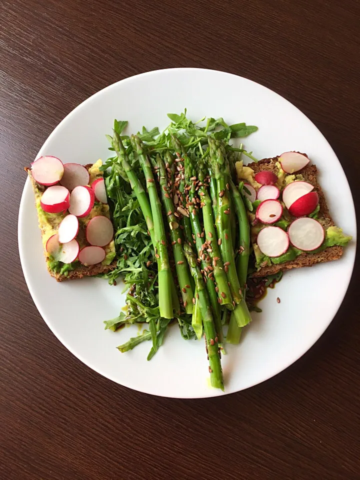 Chřest na rukolovém salátku zakápnutý dýňovým olejem s žitným chlebíkem s avokádem a ředkvičkou 👍 #asparagus #bread #radish #avocado #arugula|LucieFoodさん