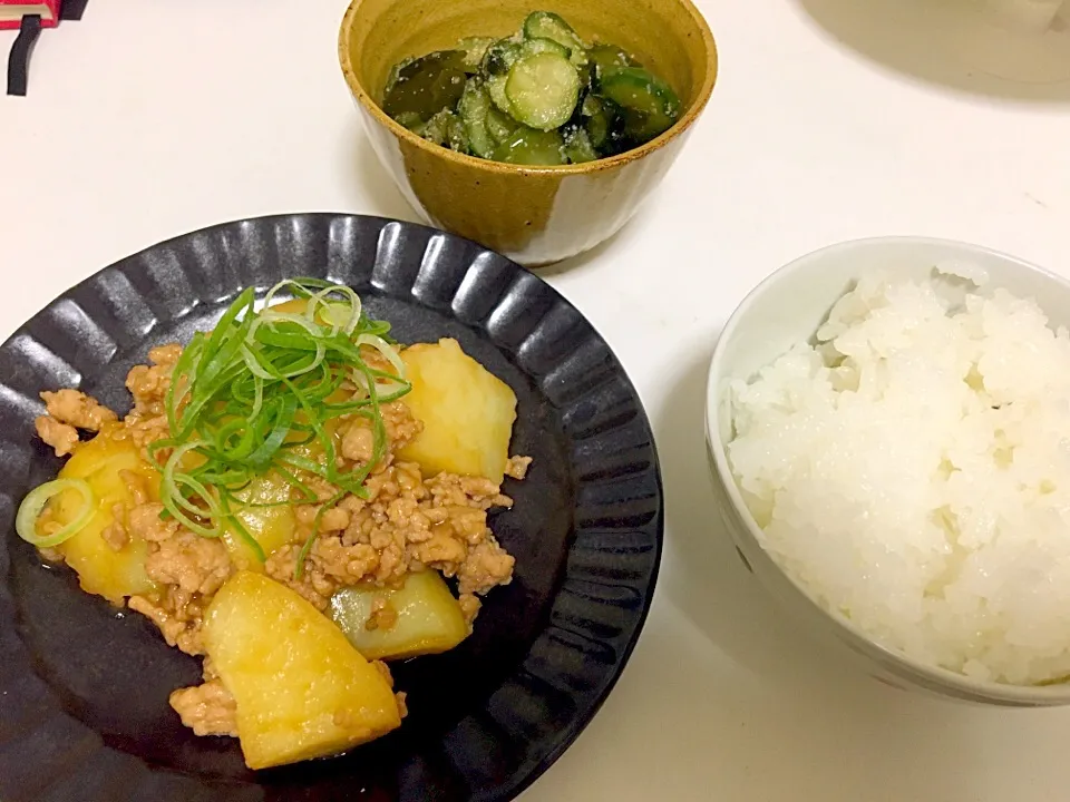 やっぱり週末は煮物…😊💕
ほんとは肉じゃが作ろうとしたけど、いろんな野菜切る元気が出なくて、そぼろ煮に。美味しかったのでおけ！笑|KKOさん