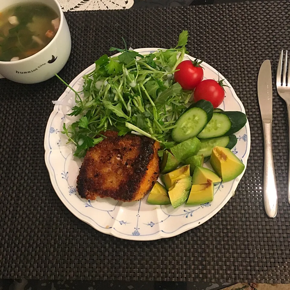 サーモンカツレツとセロリと牛蒡のコンソメスープ|Yuki Kamogawaさん