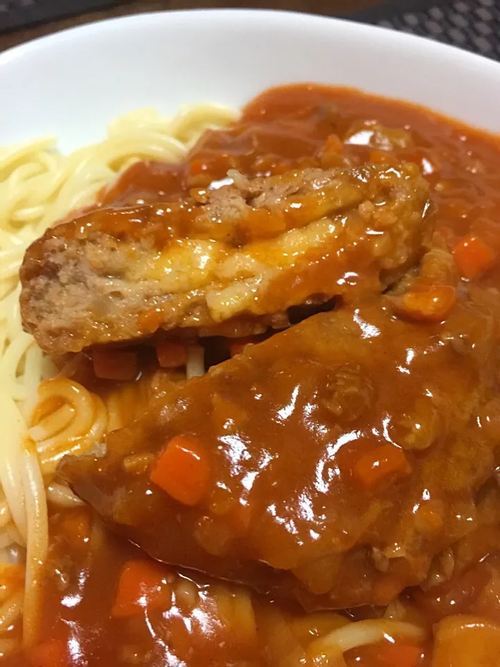 チーズinハンバーグのせミートソース🍝|ま〜てぃんさん