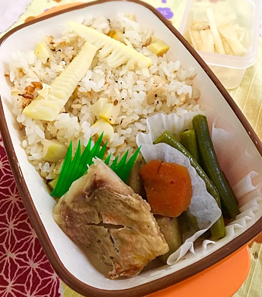 Snapdishの料理写真:単身赴任の昼ごはん🍚                  🍴たけのこ飯弁当🍴                          たけのこご飯    赤魚の塩麹焼き    鶏と根菜の煮物     インゲンのクタクタ煮      大根の皮の甘酢漬       とろろ昆布とワカメと海苔のお汁|ぽんたさん